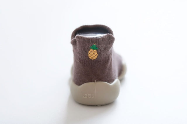 View of heel and pinaple icon on the Brown Pinapple shoe