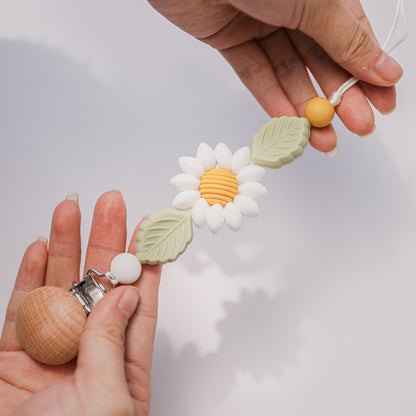 Pacifier clip with a white sun flower and leaves